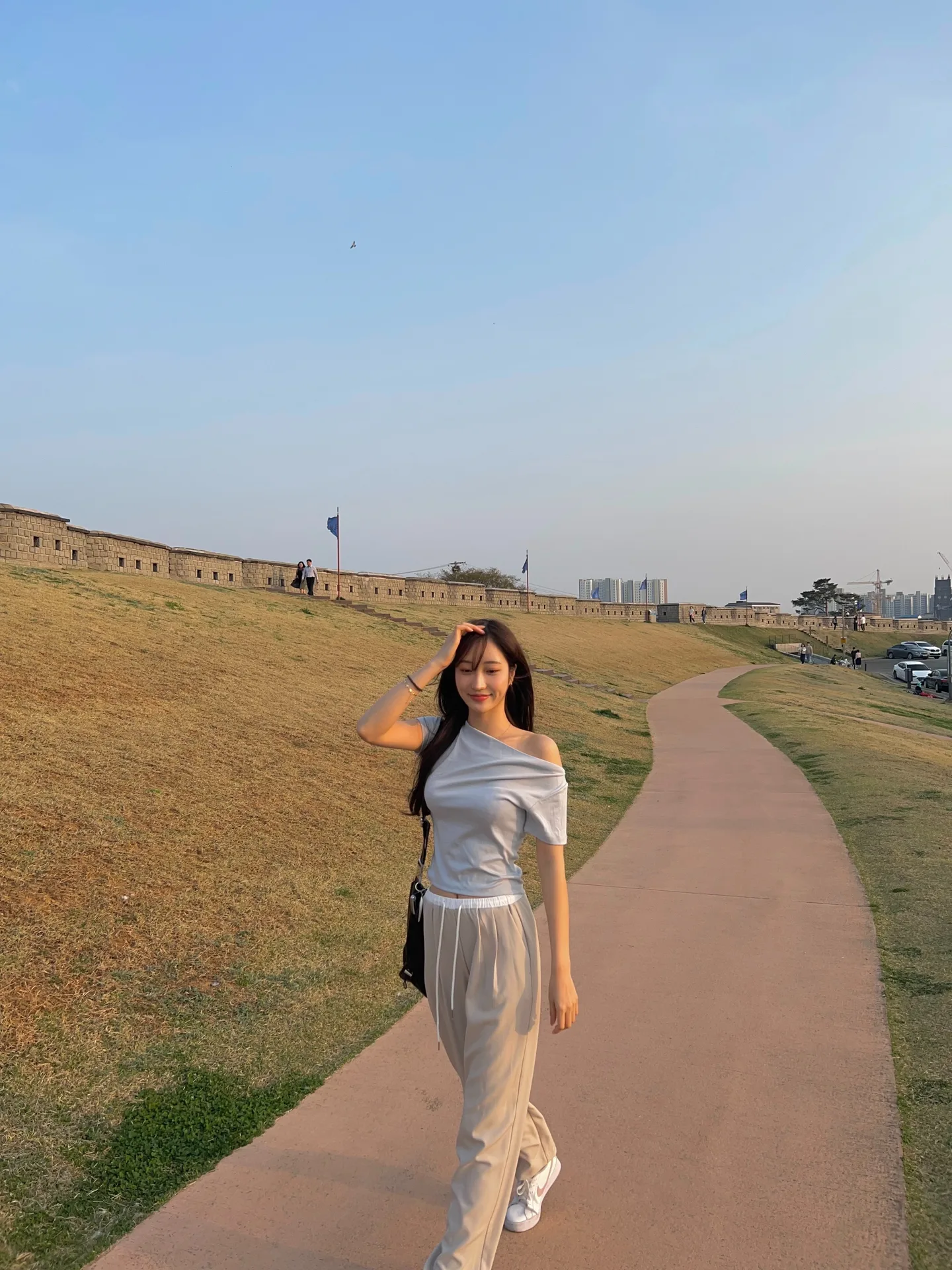 오프숄더 반팔 데일리 티셔츠 - tee