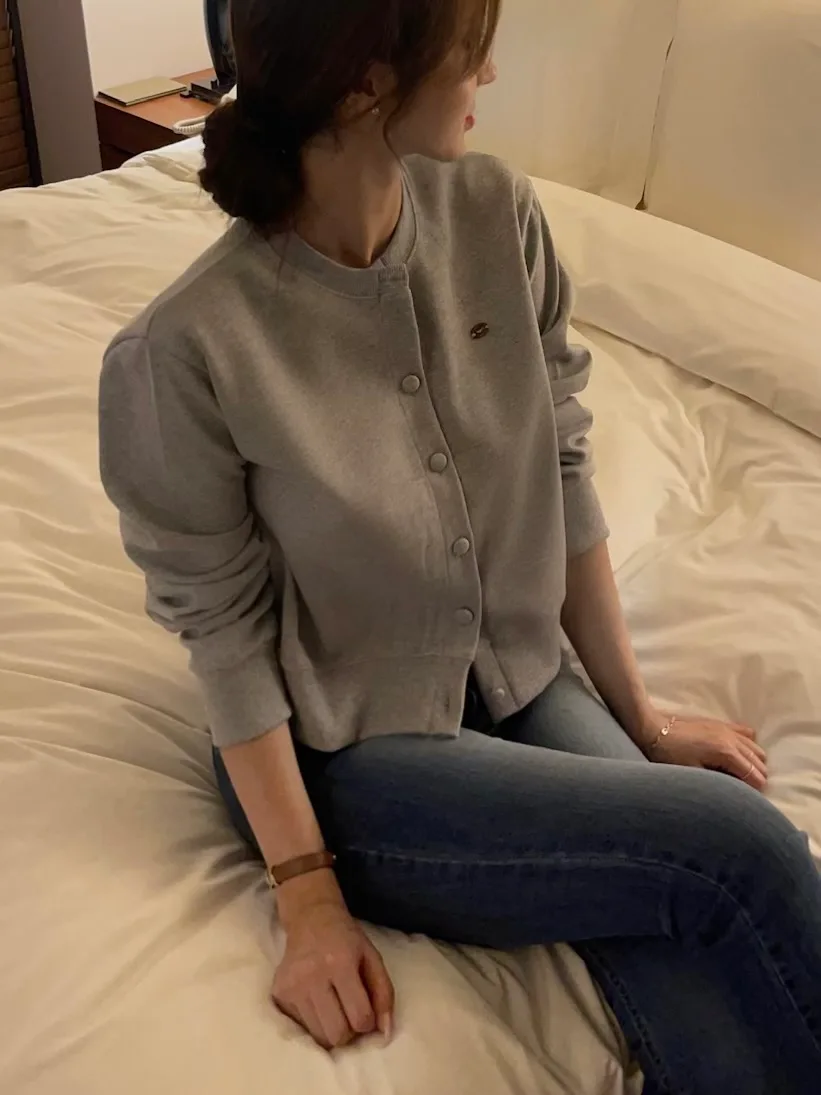 뽀리 라운드넥 팬던트 버튼 단추 맨투맨 자수 간절기 데일리 가디건 3 c - tee 상세 13